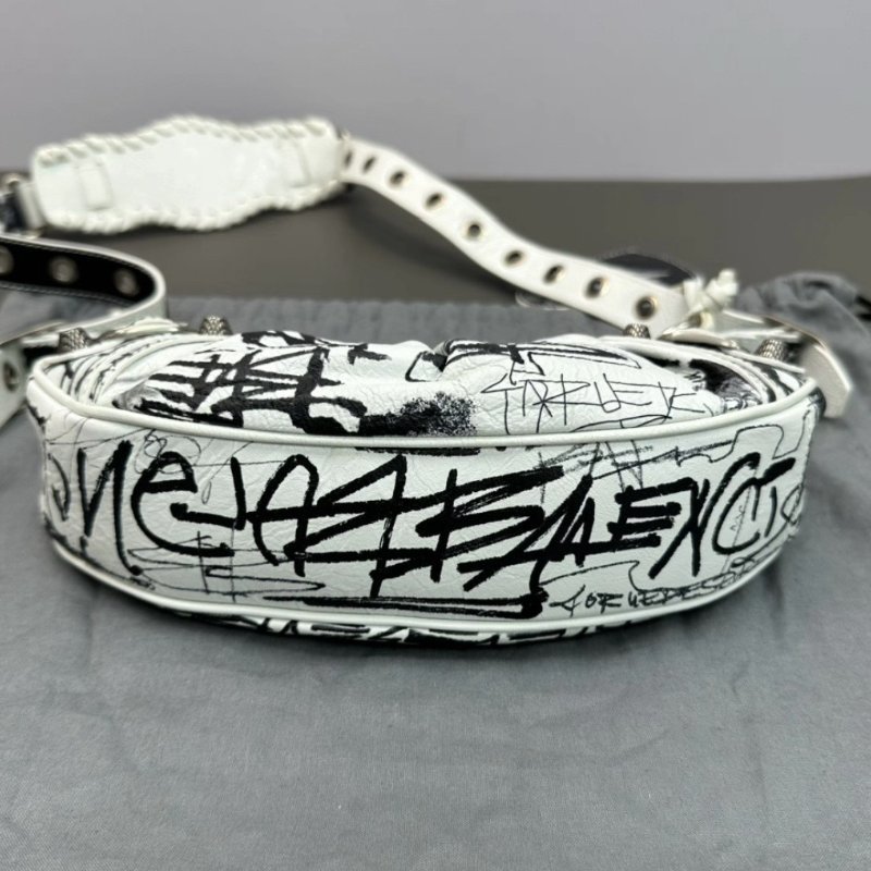 BALENCIAGA 白色塗鴉le cagole機車月牙包25*12*6 99新配件塵袋鏡子-3