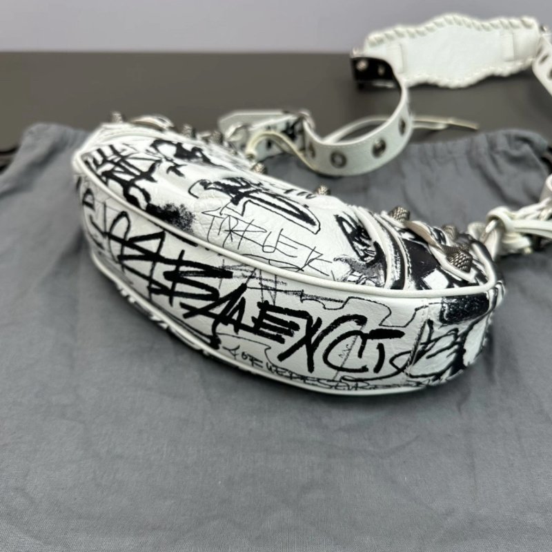 BALENCIAGA 白色塗鴉le cagole機車月牙包25*12*6 99新配件塵袋鏡子-4