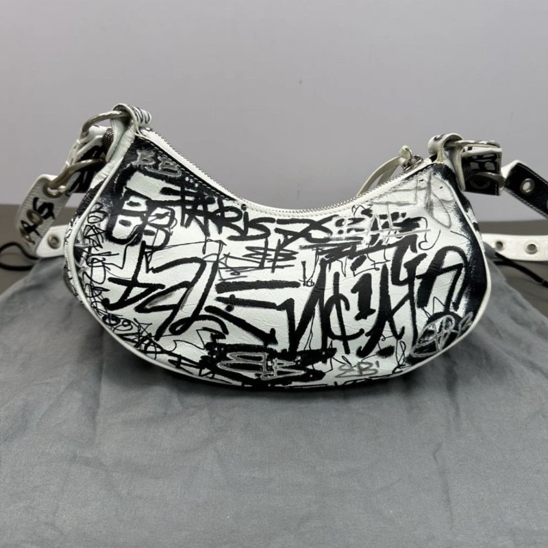 BALENCIAGA 白色塗鴉le cagole機車月牙包25*12*6 99新配件塵袋鏡子-5