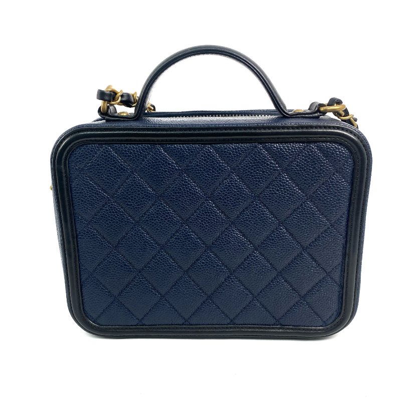 △ Chanel 香奈兒 Navy Caviar Skin Gold Tone Metal Filigree Vanity Case No.26 深藍色粒紋小牛皮金色金屬鎖鏈化妝箱No.26 - 257022883-2