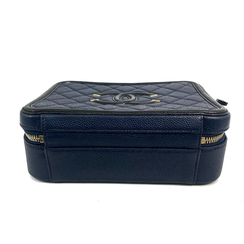 △ Chanel 香奈兒 Navy Caviar Skin Gold Tone Metal Filigree Vanity Case No.26 深藍色粒紋小牛皮金色金屬鎖鏈化妝箱No.26 - 257022883-5