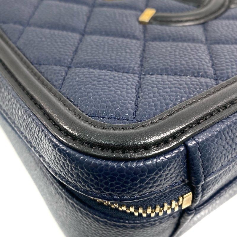 △ Chanel 香奈兒 Navy Caviar Skin Gold Tone Metal Filigree Vanity Case No.26 深藍色粒紋小牛皮金色金屬鎖鏈化妝箱No.26 - 257022883-6