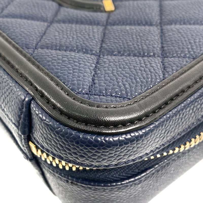 △ Chanel 香奈兒 Navy Caviar Skin Gold Tone Metal Filigree Vanity Case No.26 深藍色粒紋小牛皮金色金屬鎖鏈化妝箱No.26 - 257022883-7