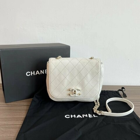CHANEL 白色郵差斜背鏈條包18*16*5 98新配件盒子塵袋