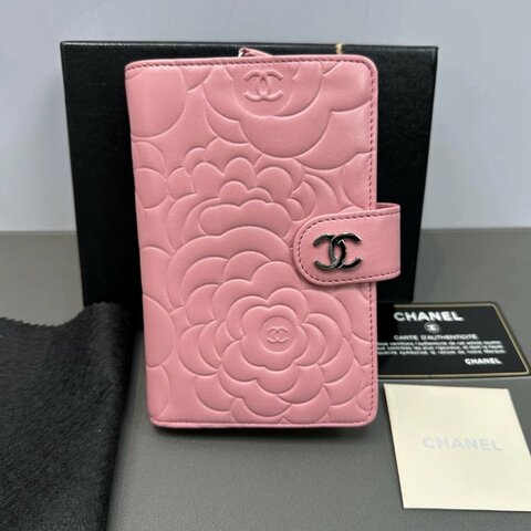 CHANEL 山茶櫻花粉銀扣手拿錢包15*10*3 98新配件盒子保卡