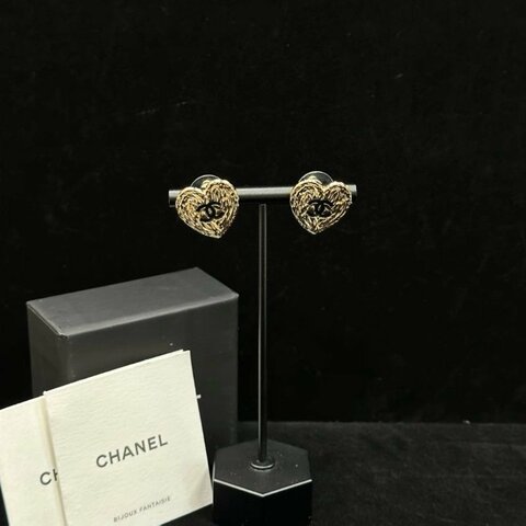 CHANEL 24p愛心熔岩肌理雙C耳釘 98新配件盒子