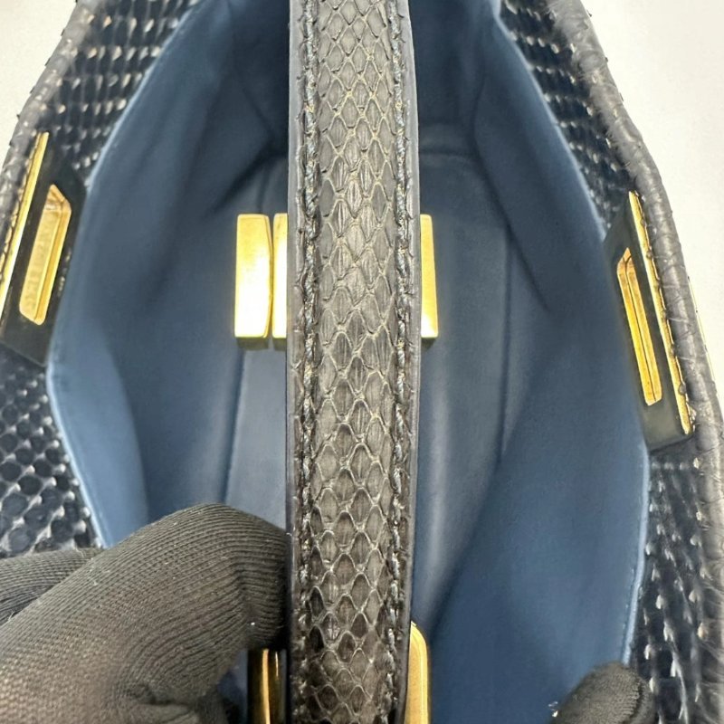 FENDI 黑色金扣蛇皮peekaboo手提斜背包 23*15*11 98新配件塵袋-1