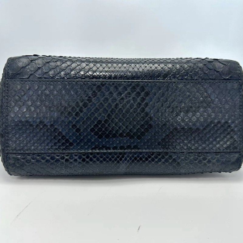 FENDI 黑色金扣蛇皮peekaboo手提斜背包 23*15*11 98新配件塵袋-3