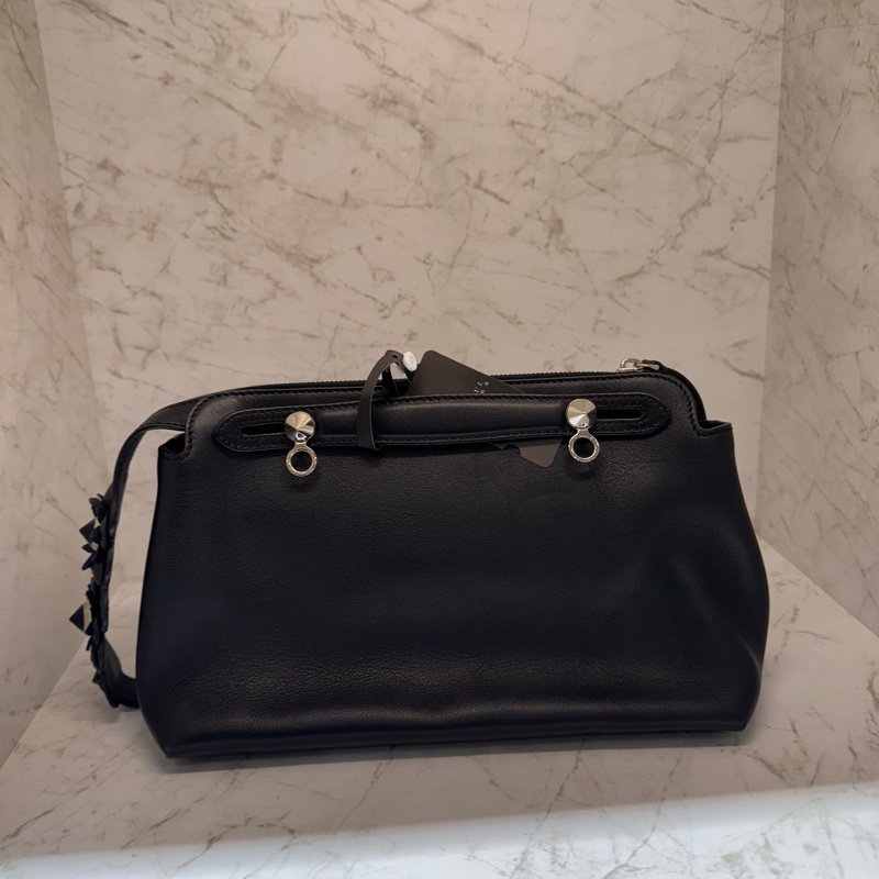 FENDI BY THE WAY黑色銀釦花花抑釘側背包-2