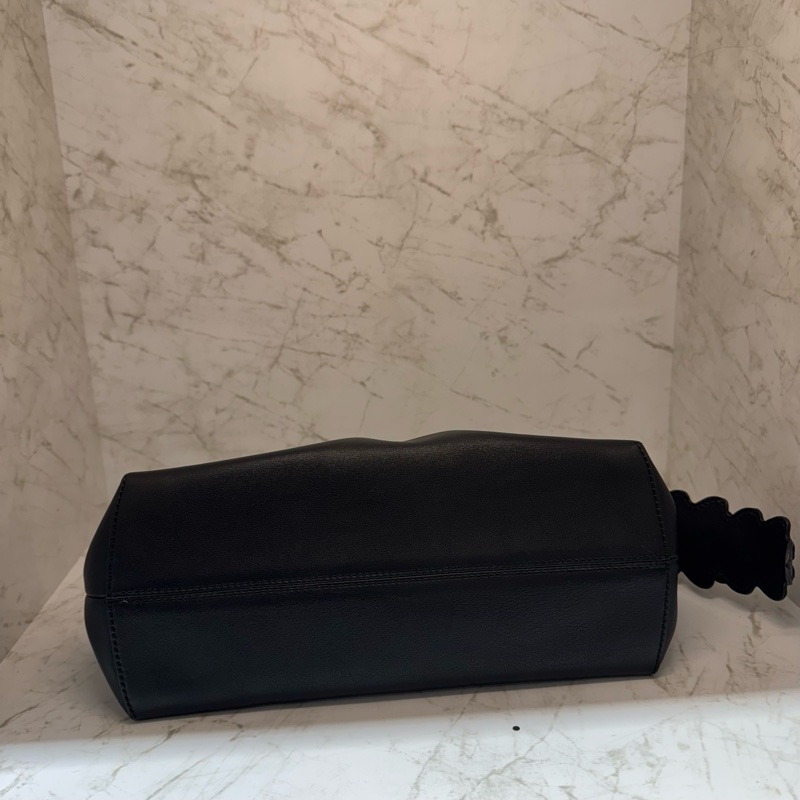 FENDI BY THE WAY黑色銀釦花花抑釘側背包-4