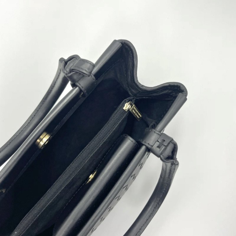 BV 黑色金扣編織手提斜背包 26*17*7 98新配件塵袋-1