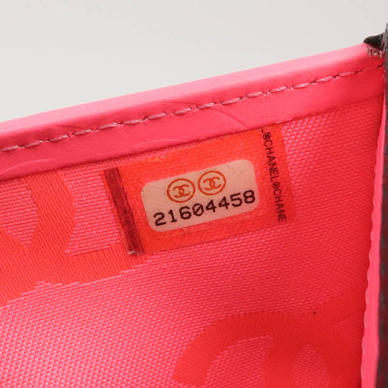 CHANEL 牛皮皮革Cambon Wallet銀扣錢包-16