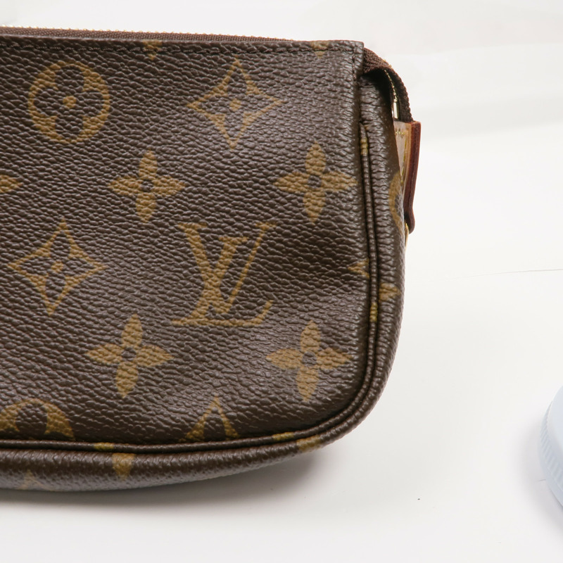 LOUIS VUITTON Monogram Mini Pochette Accessoires金扣手挽袋-14