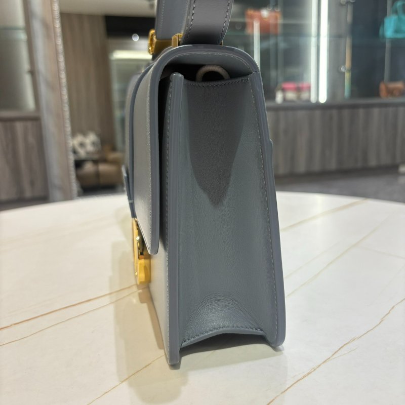 *SHIHNA名牌精品*Dior 雲藍灰拋光小牛皮30Montaigne金釦下蓋肩斜背包-1