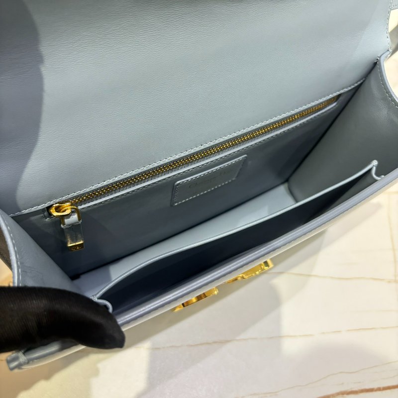 *SHIHNA名牌精品*Dior 雲藍灰拋光小牛皮30Montaigne金釦下蓋肩斜背包-6