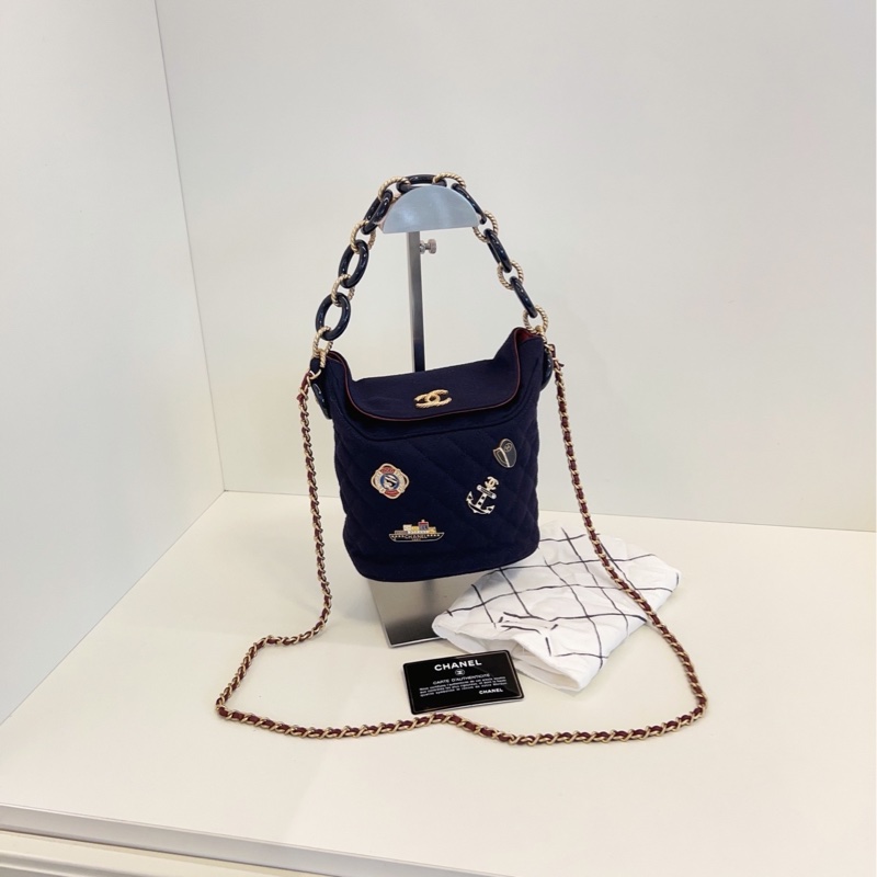 【98新🆕】Chanel 海軍藍 徽章水桶包 高級手工坊系列手提包 斜挎包 單肩包-0