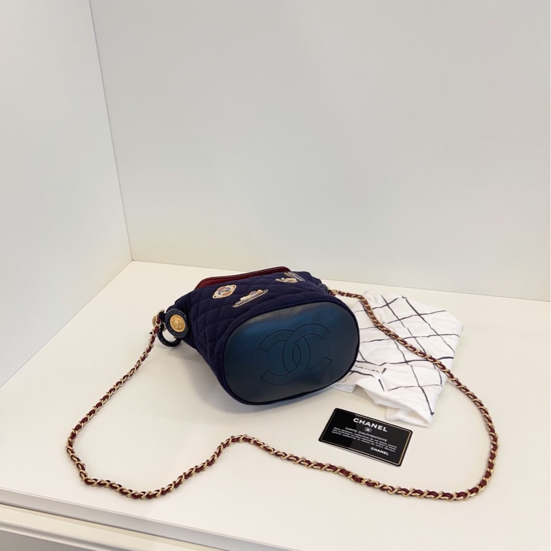 【98新🆕】Chanel 海軍藍 徽章水桶包 高級手工坊系列手提包 斜挎包 單肩包-5