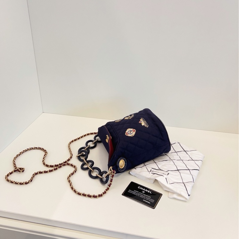 【98新🆕】Chanel 海軍藍 徽章水桶包 高級手工坊系列手提包 斜挎包 單肩包-6
