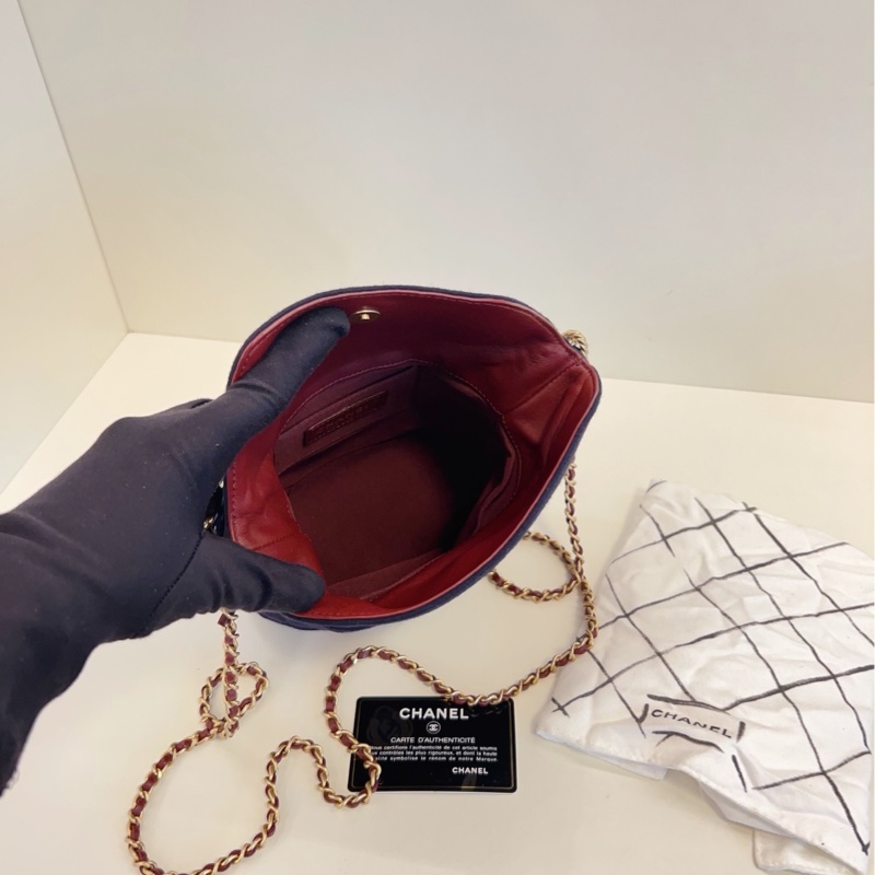 【98新🆕】Chanel 海軍藍 徽章水桶包 高級手工坊系列手提包 斜挎包 單肩包-7
