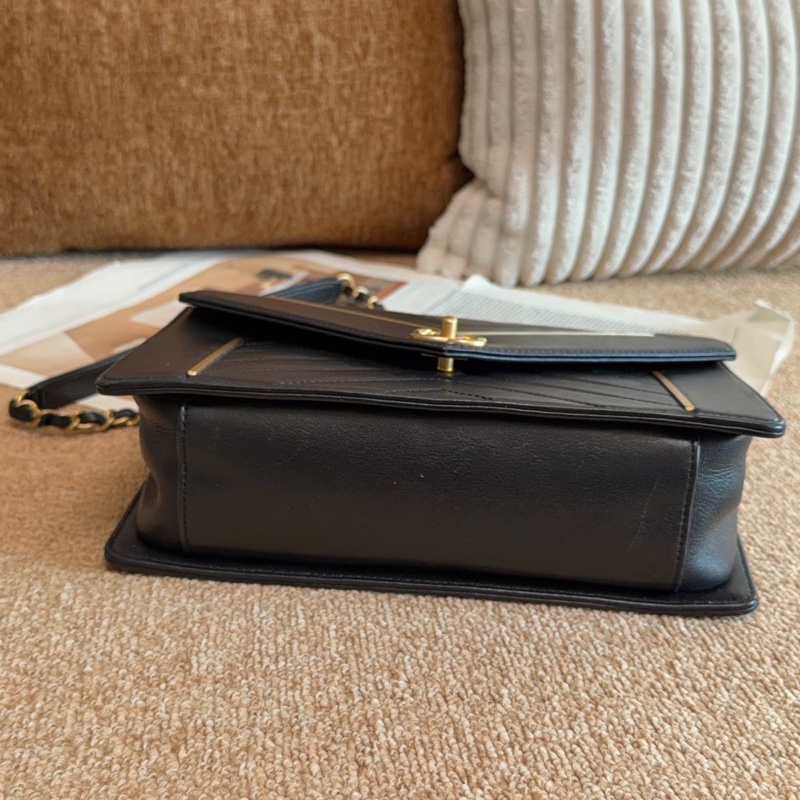 【近新閒置品】Chanel 香奈兒 24開黑金宮廷v紋設計信封包口蓋包-2