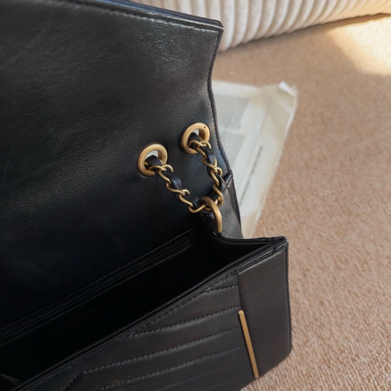 【近新閒置品】Chanel 香奈兒 24開黑金宮廷v紋設計信封包口蓋包-6