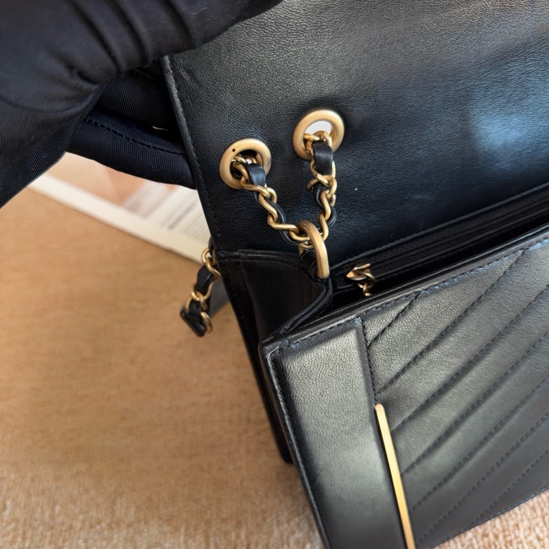 【近新閒置品】Chanel 香奈兒 24開黑金宮廷v紋設計信封包口蓋包-7