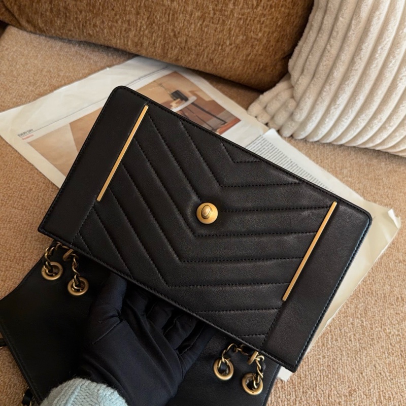 【近新閒置品】Chanel 香奈兒 24開黑金宮廷v紋設計信封包口蓋包-9