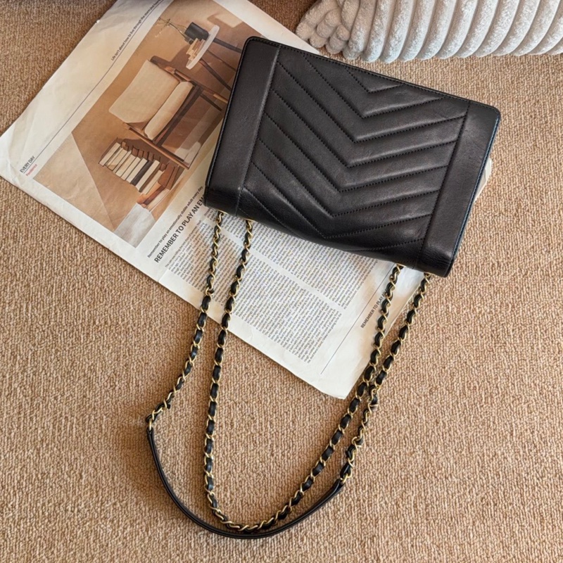 【近新閒置品】Chanel 香奈兒 24開黑金宮廷v紋設計信封包口蓋包-11