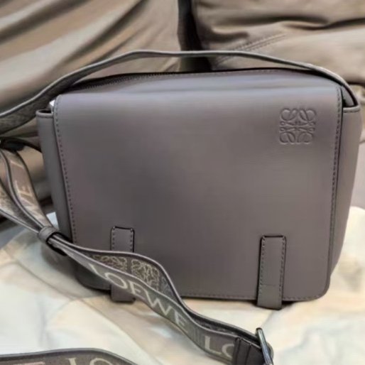 LOEWE 灰色郵差包 全新閒置配件齊全-1