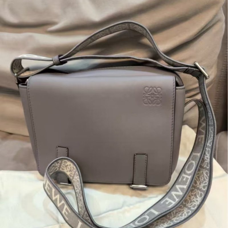 LOEWE 灰色郵差包 全新閒置配件齊全-4