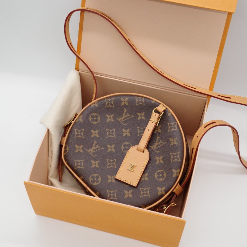 超級新₍•ʚ•₎•ʚ•₎•ʚ•₎ ♥️【CP 精選🌟小編推薦】Louis Vuitton 路易威登 BOITE Monogram帆布 拉鍊 經典花紋 🍪 圓餅包 斜挎包 單肩包 斜挎包-0