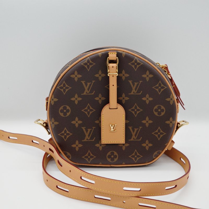 超級新₍•ʚ•₎•ʚ•₎•ʚ•₎ ♥️【CP 精選🌟小編推薦】Louis Vuitton 路易威登 BOITE Monogram帆布 拉鍊 經典花紋 🍪 圓餅包 斜挎包 單肩包 斜挎包-1