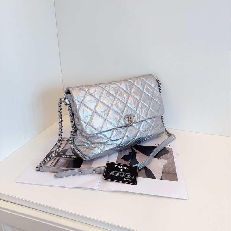 【98新🆕】Chanel 太空銀 滾邊嬉皮翻蓋鏈條 機場郵差包 斜挎包 單肩包-0