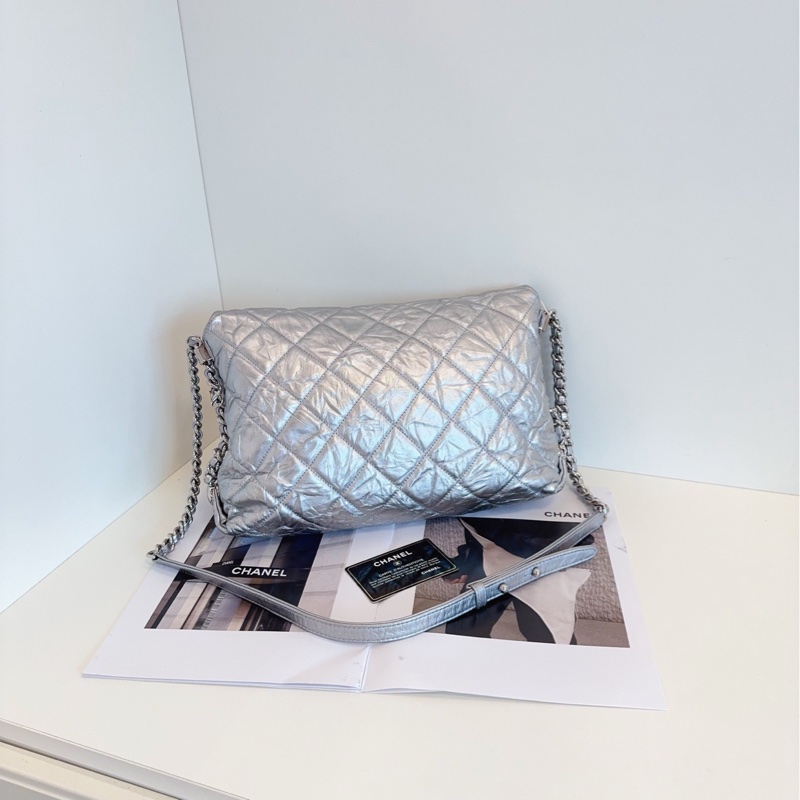 【98新🆕】Chanel 太空銀 滾邊嬉皮翻蓋鏈條 機場郵差包 斜挎包 單肩包-1