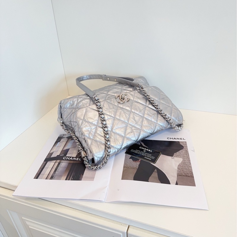 【98新🆕】Chanel 太空銀 滾邊嬉皮翻蓋鏈條 機場郵差包 斜挎包 單肩包-4