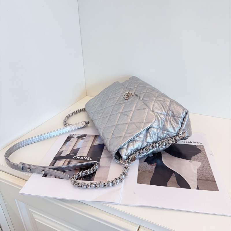 【98新🆕】Chanel 太空銀 滾邊嬉皮翻蓋鏈條 機場郵差包 斜挎包 單肩包-5