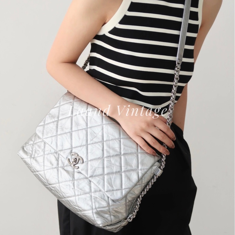 【98新🆕】Chanel 太空銀 滾邊嬉皮翻蓋鏈條 機場郵差包 斜挎包 單肩包-7