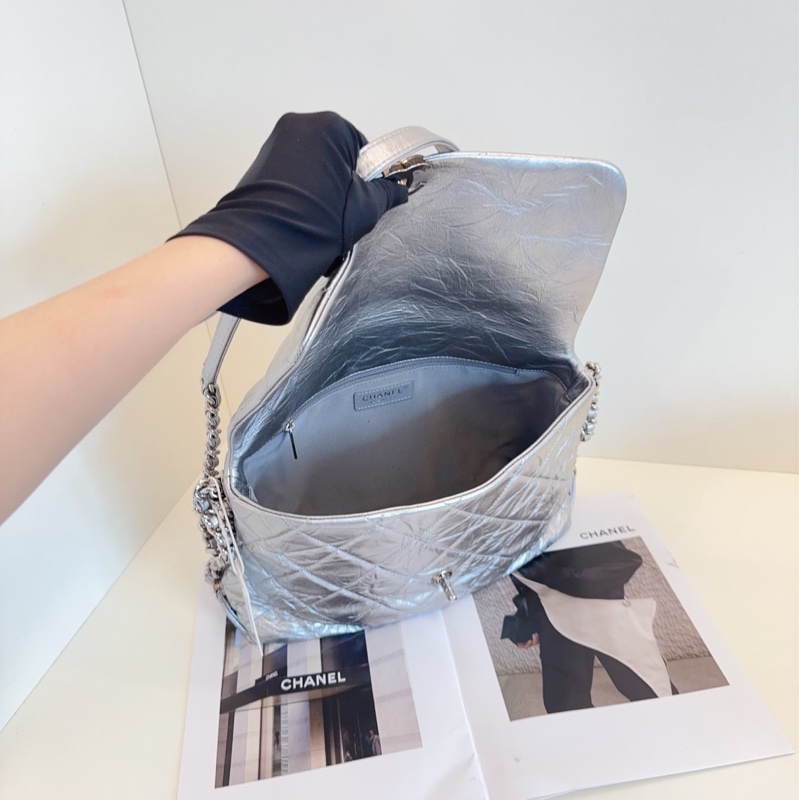 【98新🆕】Chanel 太空銀 滾邊嬉皮翻蓋鏈條 機場郵差包 斜挎包 單肩包-8