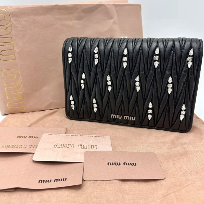 MIUMIU 黑銀水鑽woc肩背斜背包18*12*4 98新配件塵袋-0