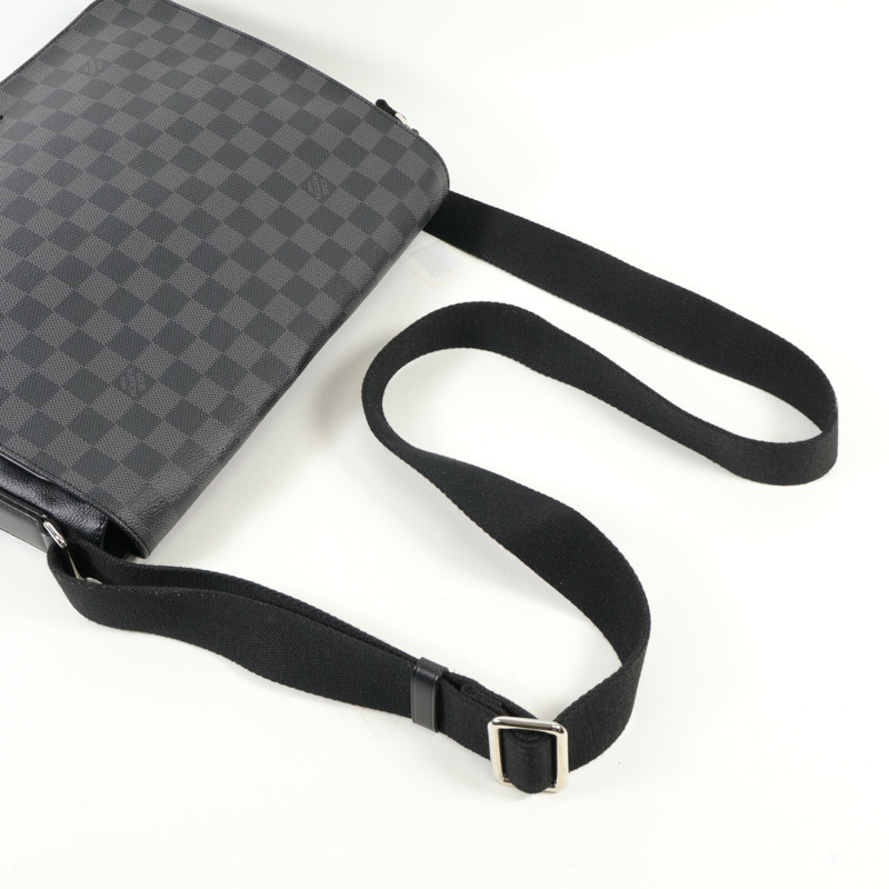 LOUIS VUITTON Damier Graphite District MM銀扣肩背袋-4