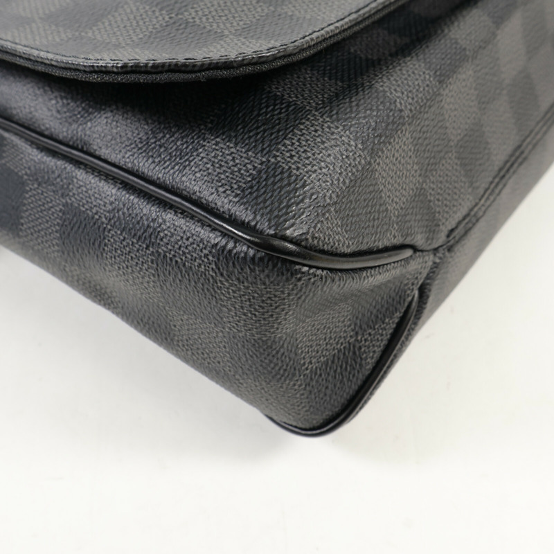 LOUIS VUITTON Damier Graphite District MM銀扣肩背袋-5