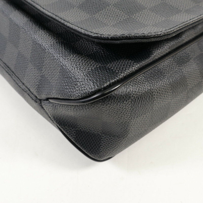 LOUIS VUITTON Damier Graphite District MM銀扣肩背袋-6