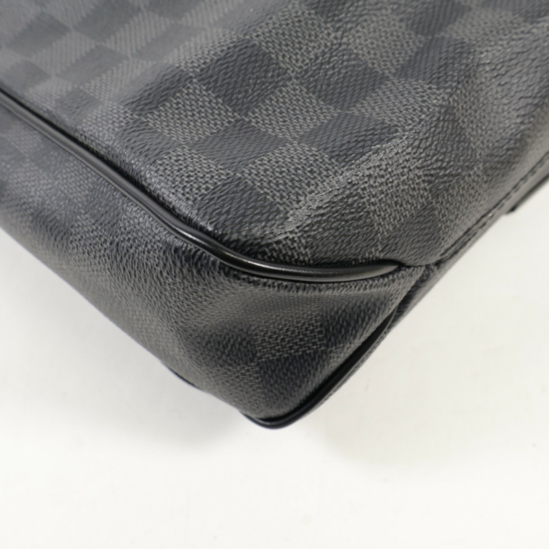 LOUIS VUITTON Damier Graphite District MM銀扣肩背袋-7