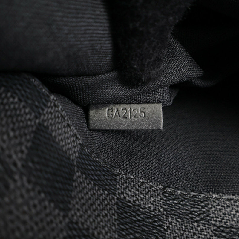 LOUIS VUITTON Damier Graphite District MM銀扣肩背袋-11
