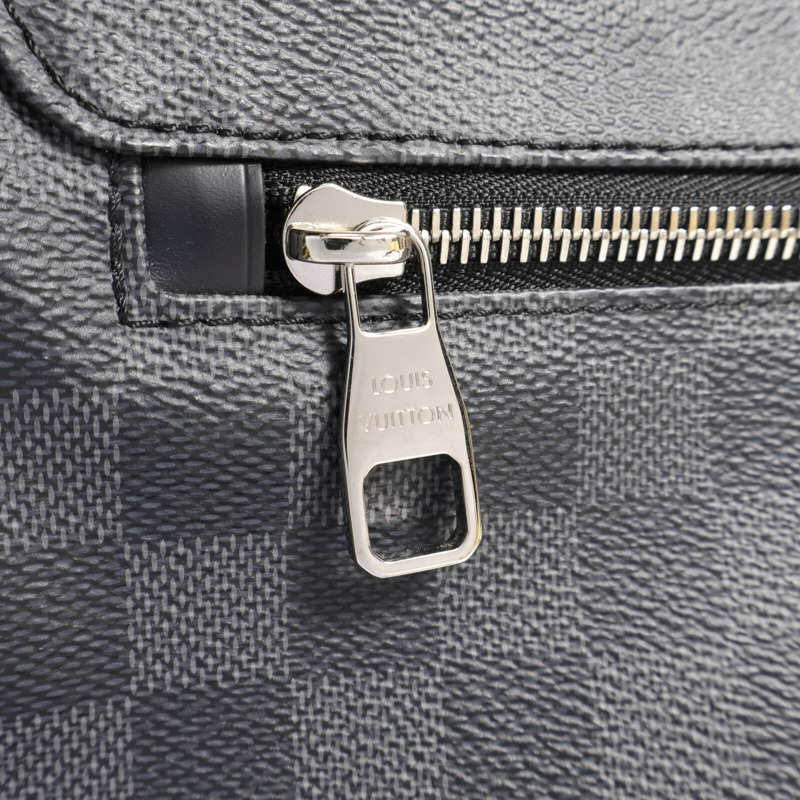 LOUIS VUITTON Damier Graphite District MM銀扣肩背袋-12