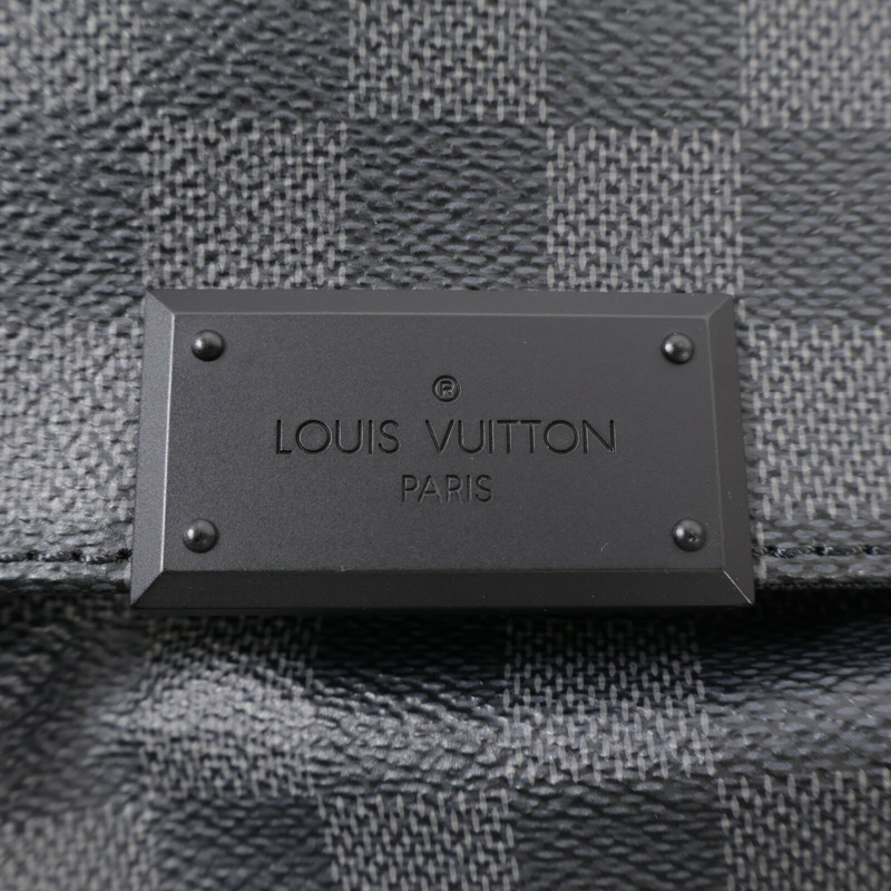LOUIS VUITTON Damier Graphite District MM銀扣肩背袋-13