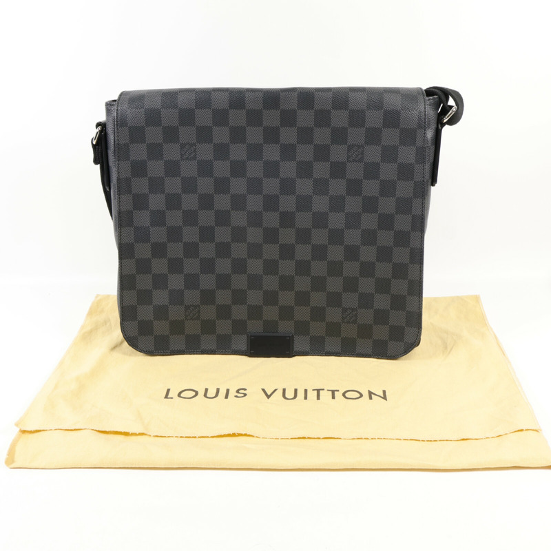 LOUIS VUITTON Damier Graphite District MM銀扣肩背袋-14