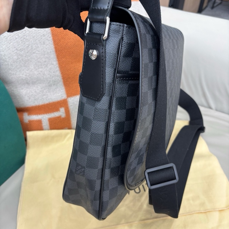 LV 棋盤格公文郵差包公事包男包-1