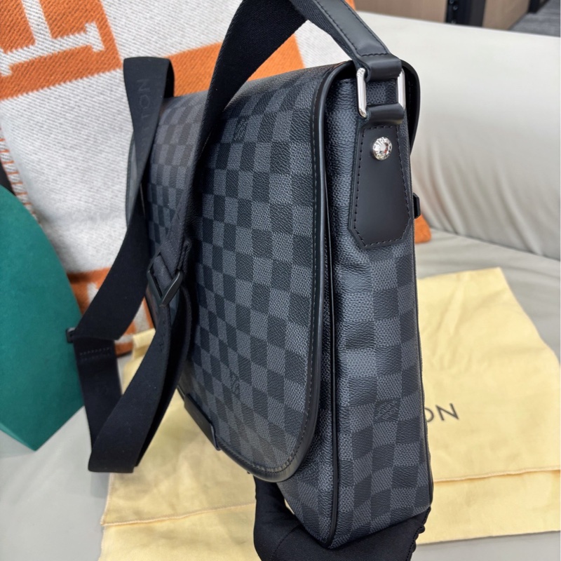 LV 棋盤格公文郵差包公事包男包-4