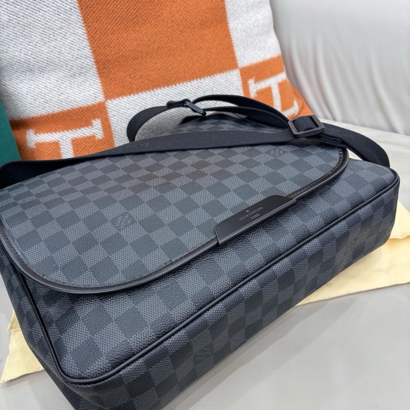 LV 棋盤格公文郵差包公事包男包-5
